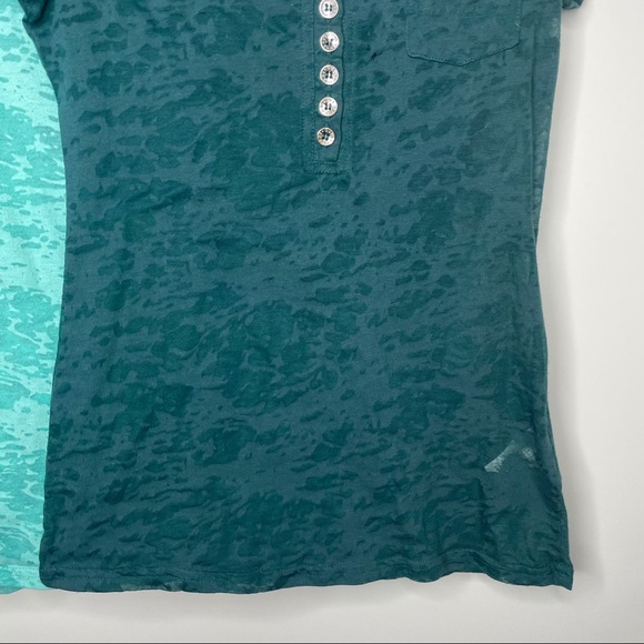 π GUESS bundle t shirts - Picture 3 of 11